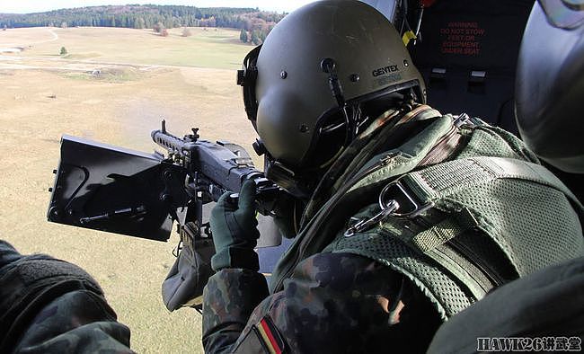 德军NH-90直升机实弹训练 舱门机枪手要经历18个月训练才合格 - 3
