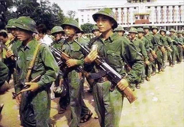 最新装备被越军偷袭，邓公罕见发火，排长被判2年，班长判刑7年 - 9