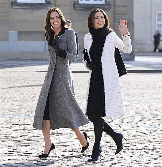 两大王妃大同框！凯特穿2万5灰色大衣太美，丹麦王妃黑白配也不输 - 2