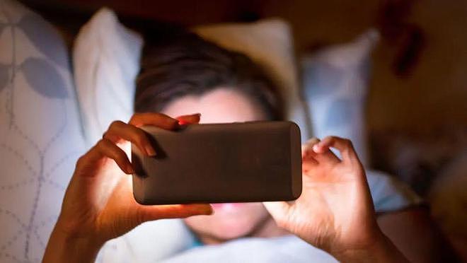 睡前玩手机也有“优点”：缓解抑郁情绪 - 1