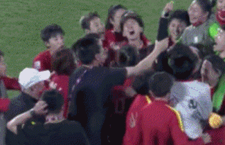 淘汰日本后，女足主帅拒被球员举起庆祝：还有1场硬仗！名记盛赞 - 1