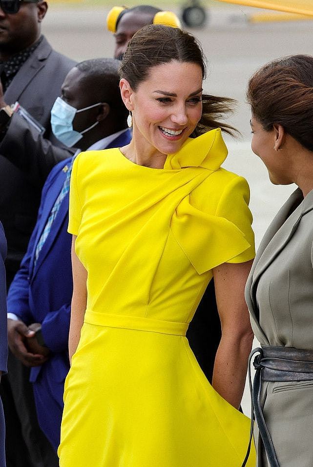 凯特抵达牙买加太美了！一身蝴蝶结黄裙仙气十足，马尾造型好减龄 - 11