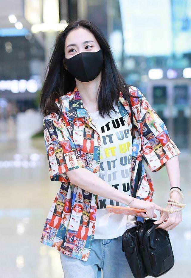 张碧晨的时尚感还挺特别的，复古花衬衫配字母T恤，中性气息挺足 - 5