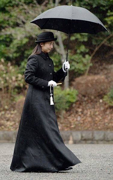 日本佳子公主的27岁生日照超养眼！穿克莱因蓝好显白，笑容不走心 - 17
