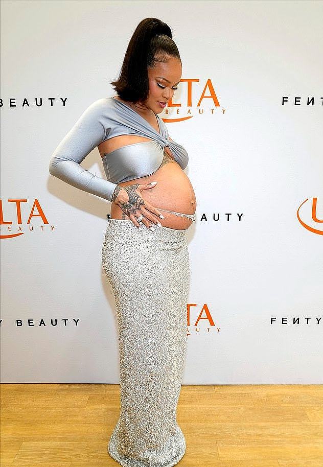 蕾哈娜孕妇造型又美到我！穿银色鱼尾裙露肚皮，8个月孕肚太吸睛 - 7