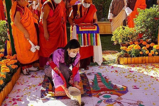 不丹王后的新造型贼仙！一身紫衣走邻家风，气质如天山雪莲般干净 - 5