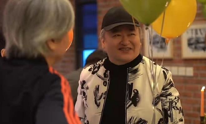 58岁刘欢现身饭局聚会被拍，身形壮硕穿戴名牌，就吃两盘菜不讲究 - 8