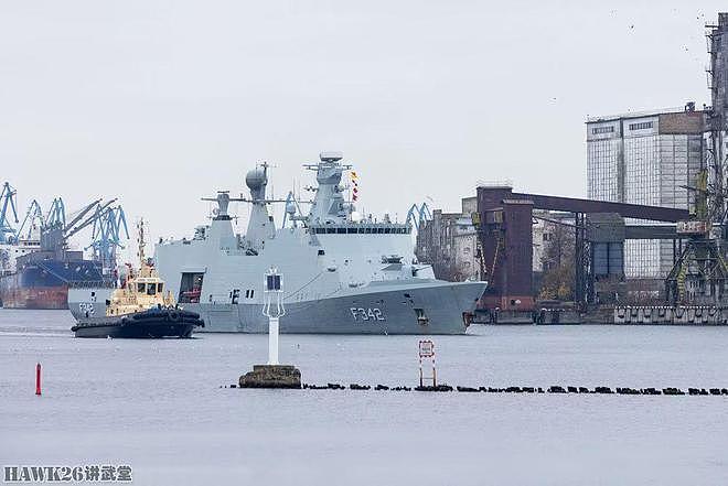 拉脱维亚军人参观丹麦护卫舰 进入主炮战位 观看甲板下舰炮结构 - 2