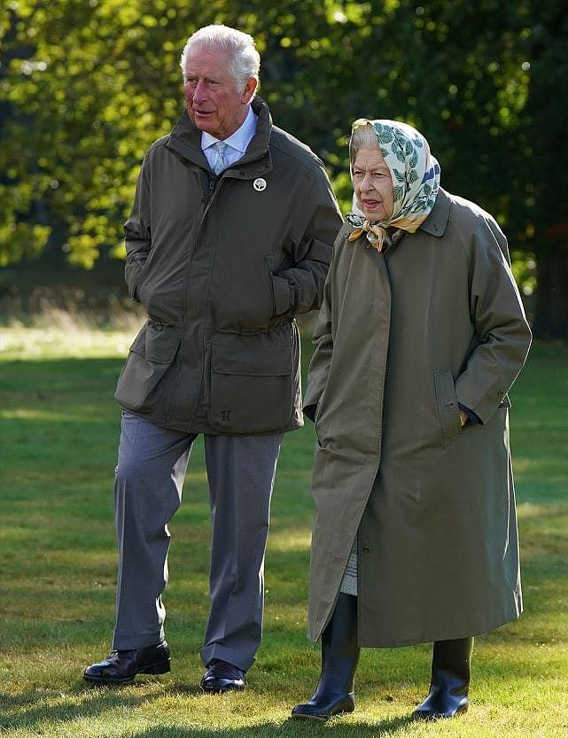 95岁英国女王确诊新冠，难怪老太太最新亮相好虚弱，佝偻着好瘦 - 1