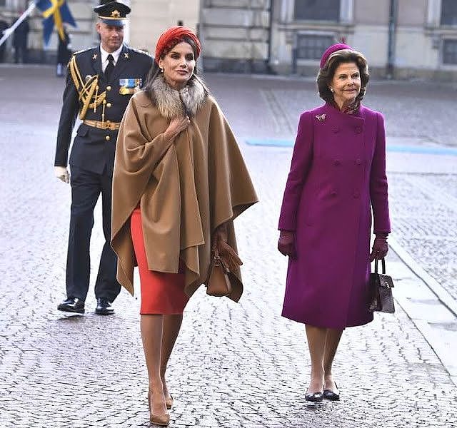 莱蒂齐亚王后在瑞典开启换装秀！红裙配斗篷好高贵，有皱纹也好美 - 1
