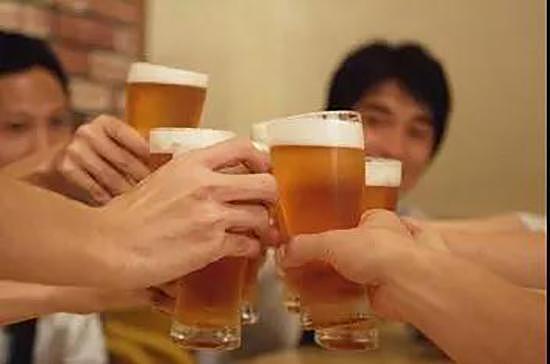 “长期喝白酒”与“长期喝啤酒”，哪种对身体伤害大？早知早好 - 2