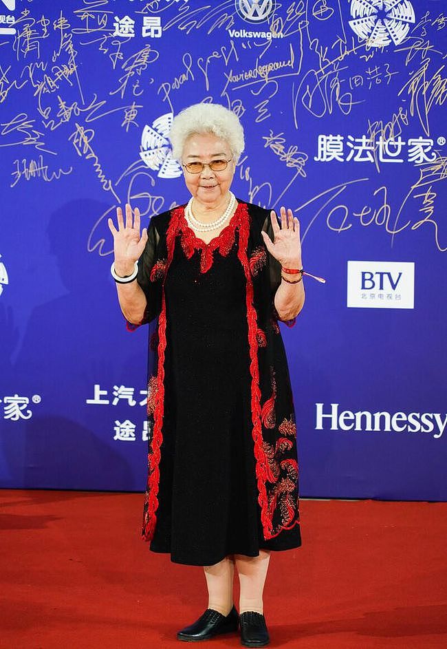 93岁的田华风韵依旧很足，嫌黑裙单调配红色刺绣，气场真挺强的 - 1