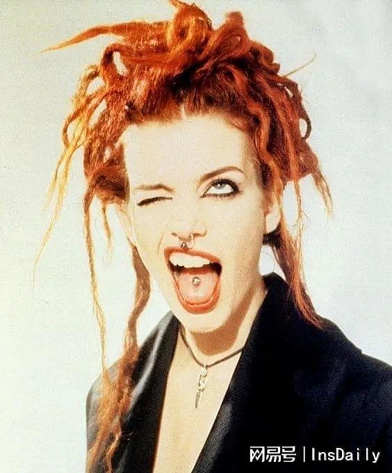 她被称90年代Grunge女王，一头红发惊艳时尚界，巅峰却退圈种菜… - 7