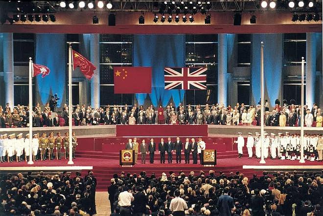 为什么英国愿意乖乖归还东方明珠香港，却不惜发动战争夺回马岛呢 - 4