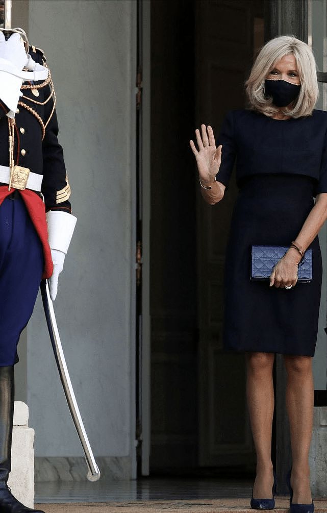布丽吉特又美了！穿蓝色斗篷裙接待智利总统，露出的手臂暴露年龄 - 5