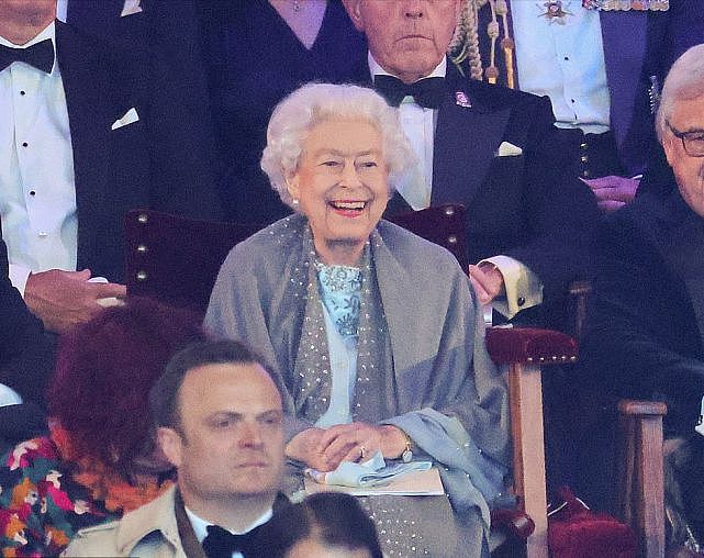 96岁英国女王闪耀亮相庆典仪式！拄着拐杖也好优雅，阿汤哥也来了 - 5