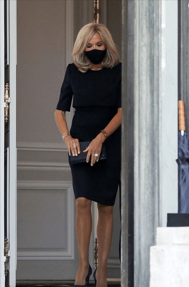 布丽吉特又美了！穿蓝色斗篷裙接待智利总统，露出的手臂暴露年龄 - 3