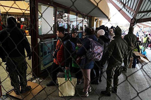 俄罗斯宣布暂时停火 在乌东两城建人道走廊 超120万人逃离家园 - 1