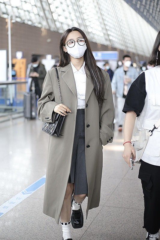 杨超越的颜值不用说，穿搭也很有亮点，灰色大衣打造出韩系学姐范 - 7