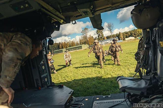美国拉脱维亚秋季联合演习 把担架抬上救护直升机 还有这么多讲究 - 8