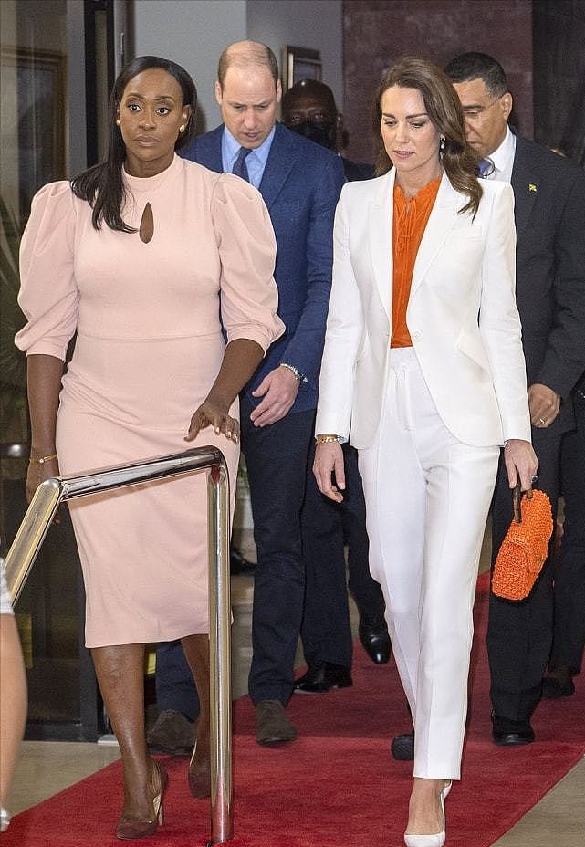 牙买加总统夫妇接待凯特威廉！第一夫人穿粉裙，凯特一身裤装输了 - 1