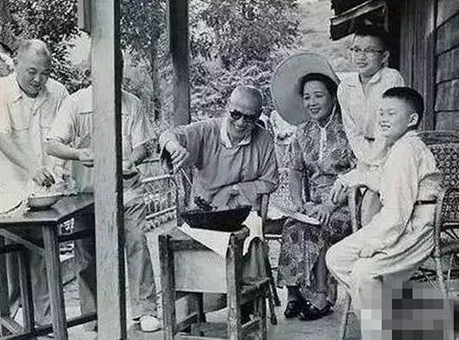 私人照相师认为蒋介石起居很简朴：1969年9月16日阳明山发生车祸 - 7