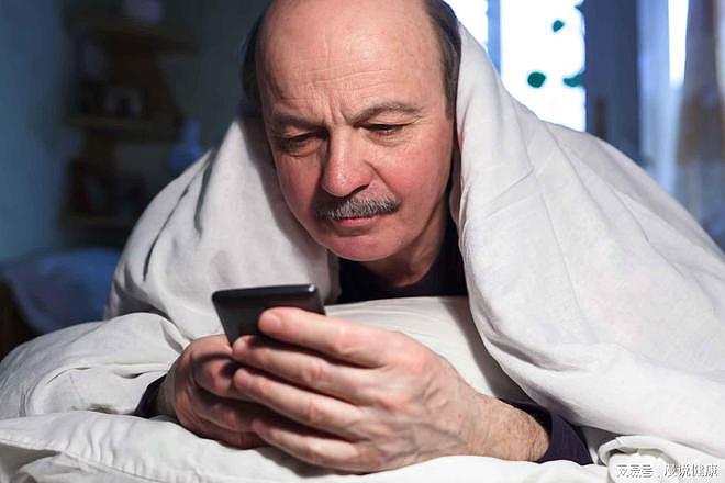 睡前玩手机，更容易患上甲状腺癌？玩会手机，咋跟癌症扯上关系？ - 1