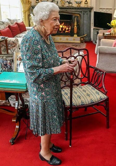 95岁英女王首次承认老了！穿碎花裙拄着拐杖亮相，瘦好多令人担忧 - 3