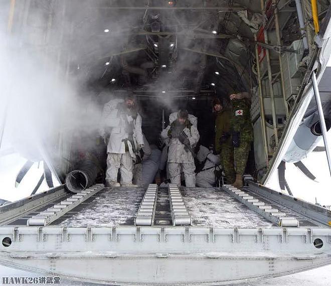 美国加拿大“北欧勇士”联合演习 LC-130配备雪橇在北极冰面降落 - 12