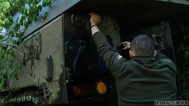 乌克兰PzH2000自行榴弹炮罕见亮相 树林中秘密休整 补充弹药 - 6
