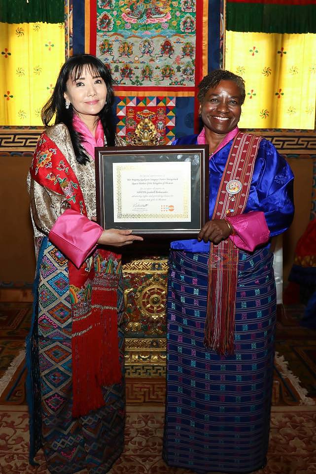不丹王室的颜值太惊艳！58岁王母搭刺绣披肩很贵气，公主似洋娃娃 - 11
