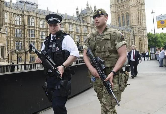 英国警察装备有多好？出门巡逻带两把枪，配置堪比特警队 - 1