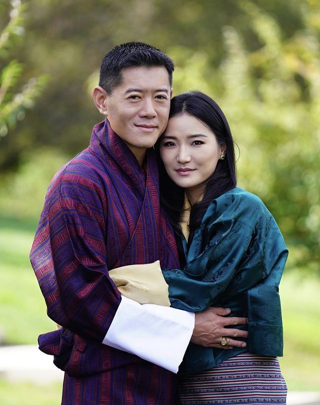 不丹王后最新亮相庆祝32岁生日！穿粉裙嫩如18，可惜单人照显落寞 - 7