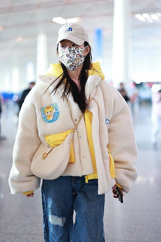 宋轶走机场穿着真“少女”，白黄双色羊羔毛外套秀出个性，显甜美 - 4