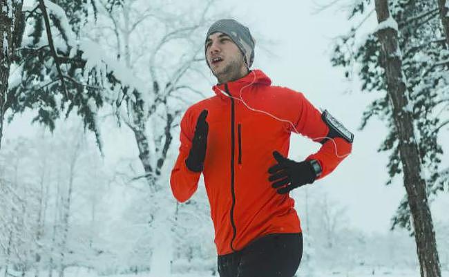 世界最冷马拉松，选手成“冰人”？冬季还能坚持跑步的人太牛了！ - 7