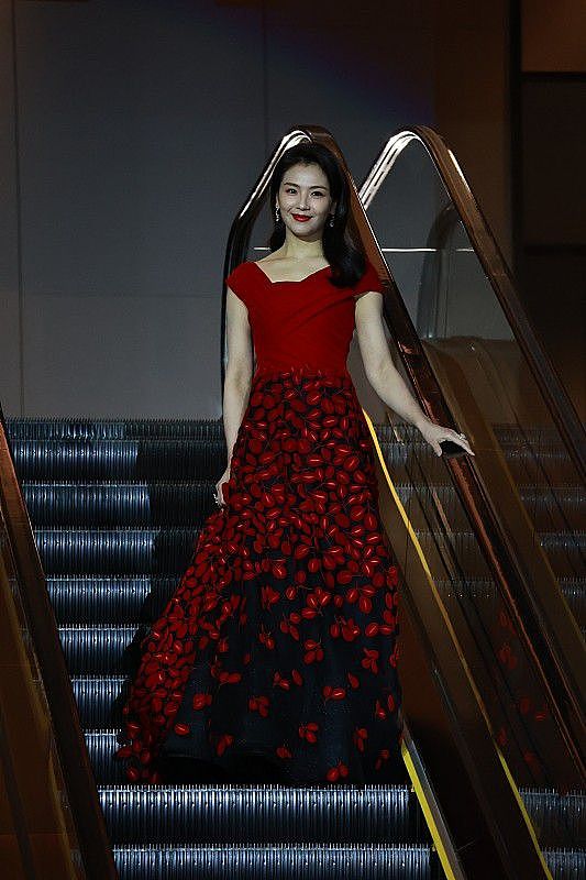 刘涛的气质感好强，一袭红裙美艳动人，生图状态都很精致优雅 - 2