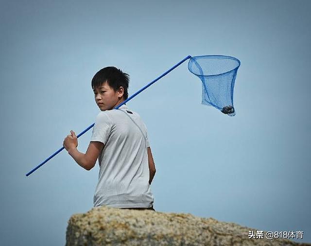青春年少！全红婵惠东海滩训练仰望星空，背着网兜下海摸鱼捞螃蟹 - 9
