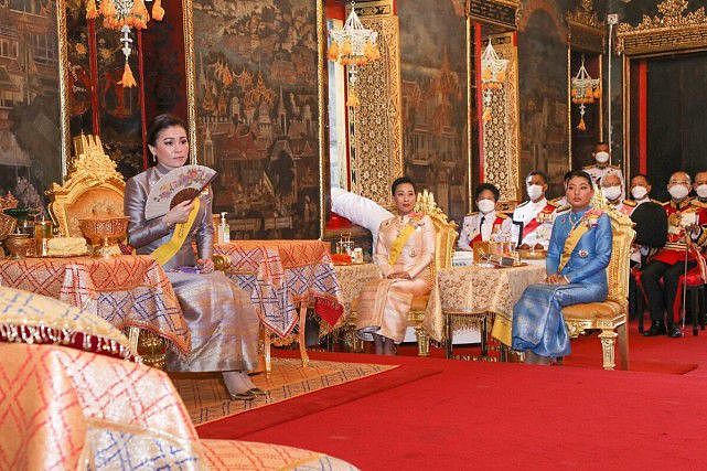 泰国王室的“三朵金花”齐亮相！苏提达穿银裙，大小公主风情万种 - 9