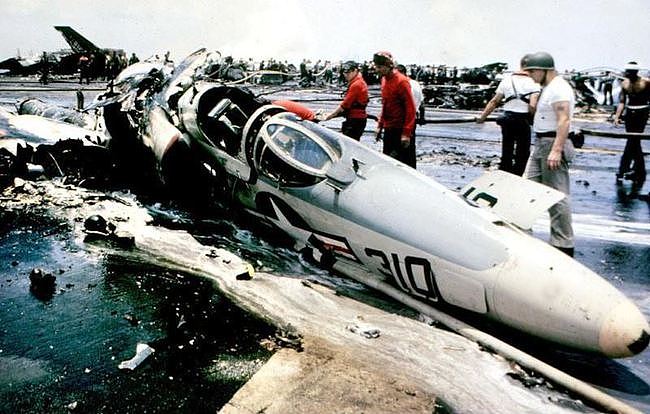 历史上最惨烈的美军航空母舰甲板爆炸事故记录 - 2