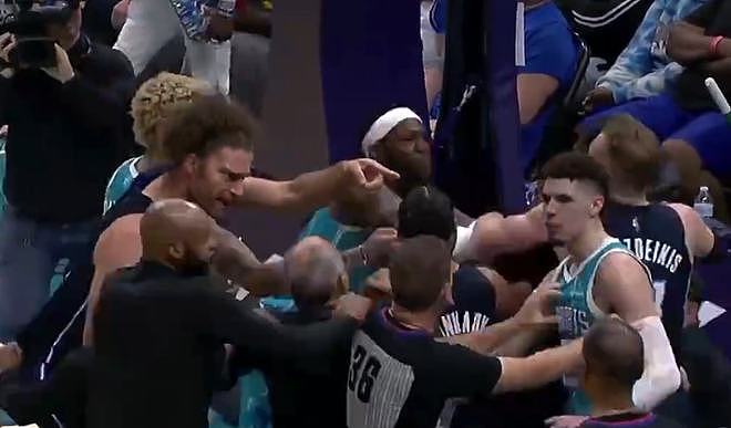 NBA大规模群殴！哈雷尔推人打架混战，小洛拉偏架骂人，3人被驱逐 - 4