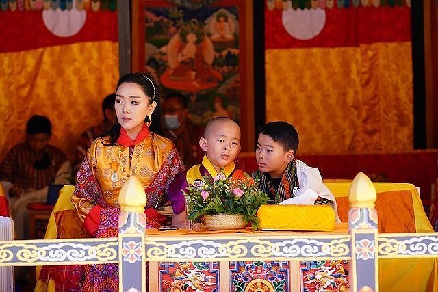 不丹王室齐亮相庆祝国庆！4位王母穿得比王后还艳，公主们颜值高 - 13
