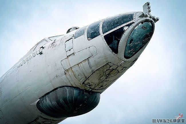钻进图-16轰炸机 乌克兰博主冒险进入纪念碑 探索神秘的内部结构 - 33