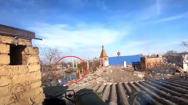 乌克兰亚速营射手躲屋顶偷袭俄军 5秒击毁履带式步兵坦克 - 3