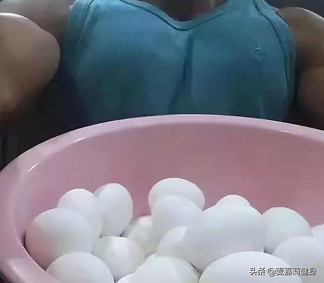 57岁现实版“龟仙人”，每天吃一脸盆鸡蛋，肌肉发达身材炸裂 - 8