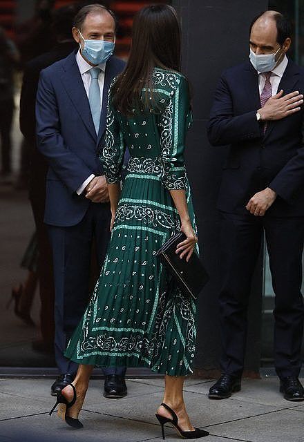 西班牙王后穿绿色长裙贼娇媚！及肩披发好温柔，身材与气质双在线 - 6