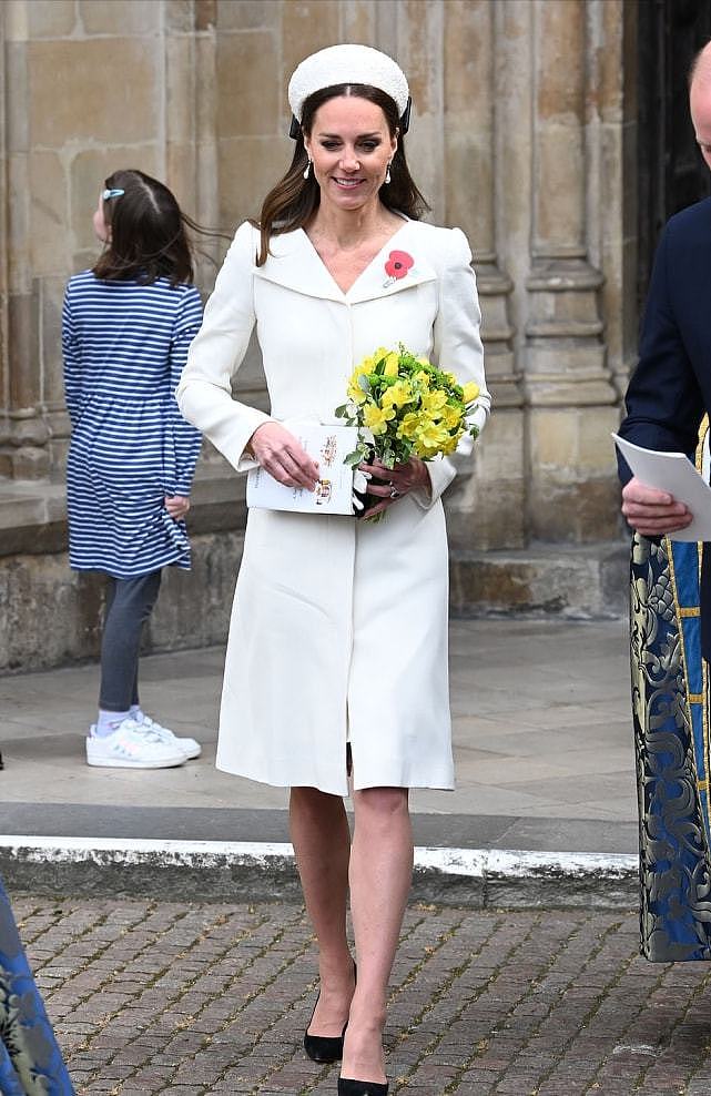 凯特王妃穿6年前的白裙亮相 戴蝴蝶结发箍太少女 - 6