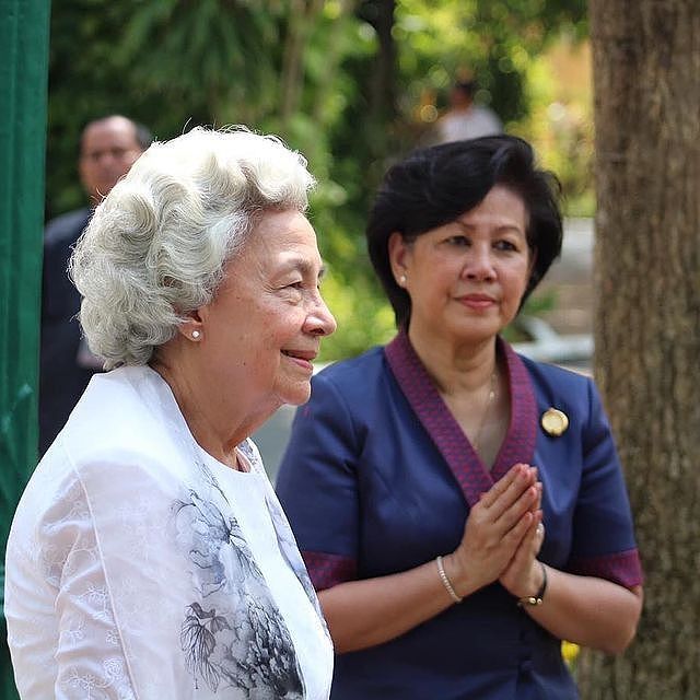 柬埔寨太后的新照养眼！蕾丝披肩暴露少女心，比95岁英女王更优雅 - 4