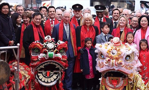 卡米拉夫妇闪耀亮相中国城庆祝春节！红裙配红围巾太美，很有年味 - 7