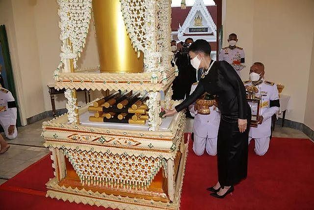 泰国长公主的新造型超A！S码军装暴露肚腩，配1公分的寸头好御姐 - 13