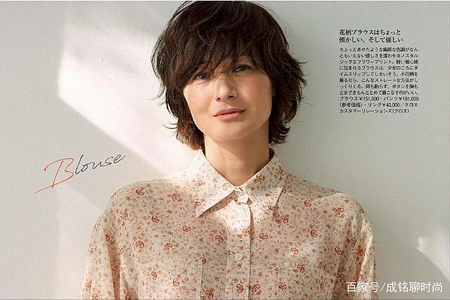 富冈佳子不仅穿搭出众，她的慵懒风微卷短发，就连年轻人都喜欢 - 8